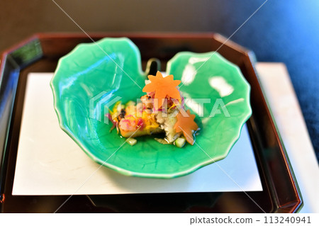 餐廳食物、開胃菜、沾醬、垂直組合 餐廳食物、開胃菜、沾醬、垂直組合 113240941