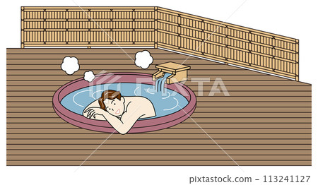 一個可愛的裸體男人在帶露天浴池的客房裡，在帶有自由流動溫泉的陶瓷浴池中享受愉快的沐浴。簡單 113241127