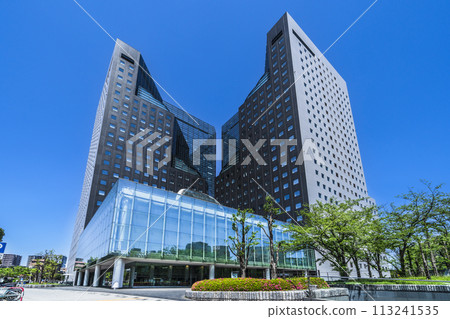 Kawasaki City's urban landscape: Skyscraper "Solid Square" and refreshing blue skies [Kanagawa Prefecture] 113241535
