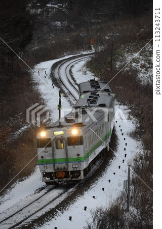 Kiha 40 series diesel railcar passing through Uchuuken curve 113243711