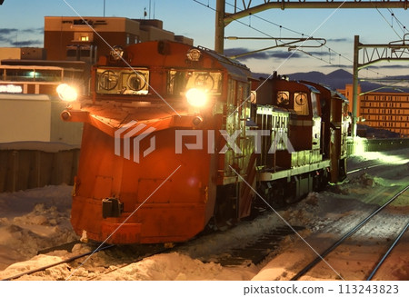 DE15 diesel locomotive returning to Asahikawa station after snow removal DE15 diesel locomotive returning to Asahikawa station after snow removal 113243823