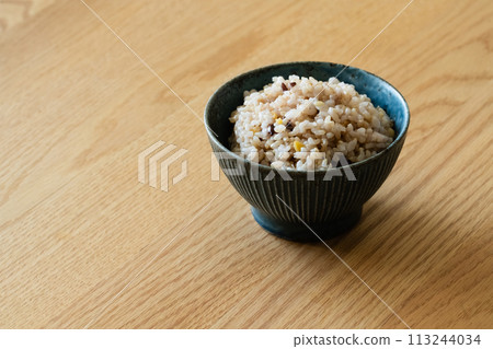 Five-grain brown rice served in a rice bowl 113244034