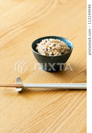 Five-grain brown rice served in a rice bowl 113244046