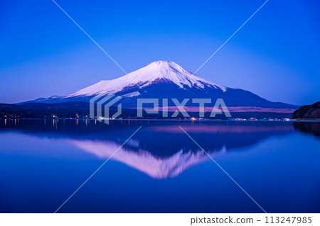 (Yamanashi Prefecture) Mt. Fuji seen from the shore of Lake Yamanaka in winter 113247985