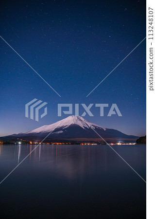 (Yamanashi Prefecture) Lake Yamanaka in winter, Mt. Fuji seen from the lakeside under the starry sky (Yamanashi Prefecture) Lake Yamanaka in winter, Mt. Fuji seen from the lakeside under the starry sky 113248107