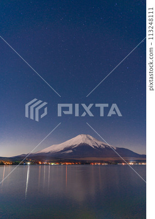(Yamanashi Prefecture) Lake Yamanaka in winter, Mt. Fuji seen from the lakeside under the starry sky 113248111