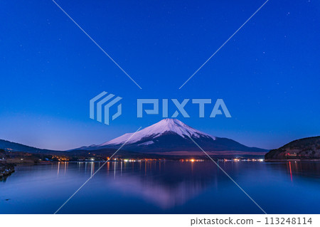 (山梨縣)冬天的山中湖,星空下從湖邊看到的富士山 (山梨縣)冬天的山中湖,星空下從湖邊看到的富士山 113248114
