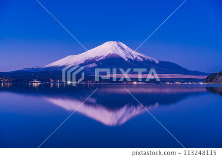 (Yamanashi Prefecture) Lake Yamanaka in winter, Mt. Fuji seen from the lakeside under the starry sky 113248115