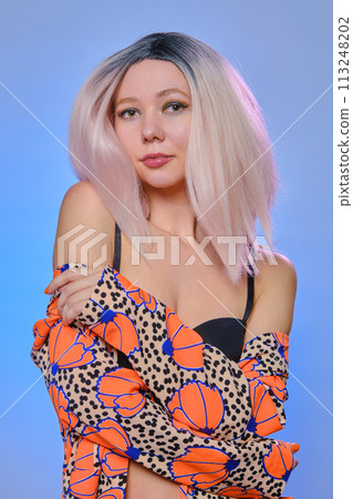 girl in wig 113248202