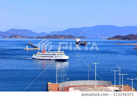 [Kagawa Prefecture] Takamatsu Port and the islands of the Seto Inland Sea seen from the Takamatsu Symbol Tower Observatory (Sunport Takamatsu) 113248371