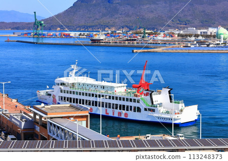 [香川縣] 從高松標誌塔展望台（Sunport Takamatsu）看到的高松港和瀨戶內海諸島 113248373