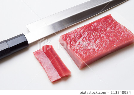 Tuna fillet and yanagiba knife Tuna fillet and yanagiba knife 113248924