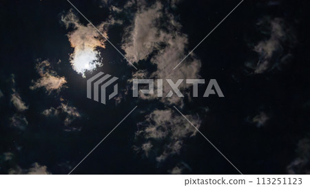 雲在月圓的明亮夜晚流動 113251123