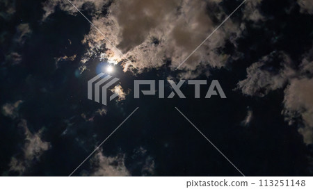 雲在月圓的明亮夜晚流動 雲在月圓的明亮夜晚流動 113251148