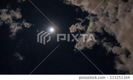 雲在月圓的明亮夜晚流動 雲在月圓的明亮夜晚流動 113251164
