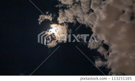 雲在月圓的明亮夜晚流動 雲在月圓的明亮夜晚流動 113251165