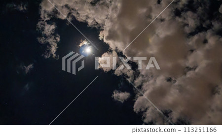 雲在月圓的明亮夜晚流動 113251166