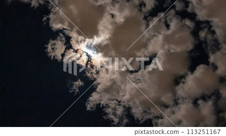 雲在月圓的明亮夜晚流動 雲在月圓的明亮夜晚流動 113251167