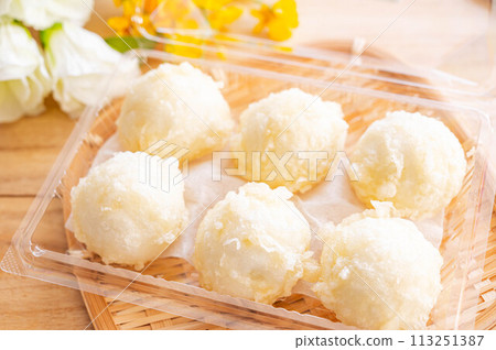 Packed tempura buns 113251387