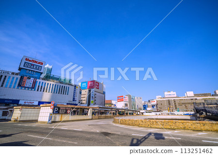 日本東京城市景觀新宿站西口重建。小田急百貨公司拆除工作進展順利，天空盡收眼底=令及6年3月31日 113251462