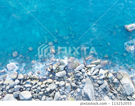 Amazing tropical seashore landscape background,Top view waves crashing on rocks 113252055