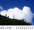 盛夏山脊線上漂浮的兩個人的剪影 113252212