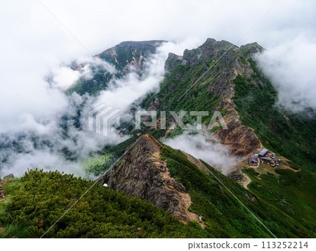 從雲層之間出現的岩石山脊 113252214
