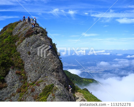 登山者挑戰八海山岩壁 113252278