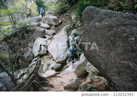 禦在所山 中道後道上行走的女性 禦在所山 中道後道上行走的女性 113252391