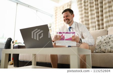 Male caucasian businessman hold business chart Male caucasian businessman hold business chart 113252604
