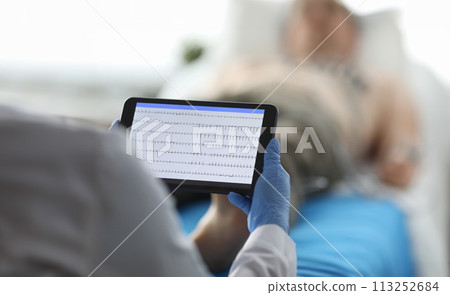 Doctor wearing protective gloves 113252684
