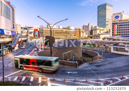 日本東京城市景觀新宿站西口重建。小田急百貨拆除工作進展順利，東口一覽無餘=令及6年3月31日 113252870