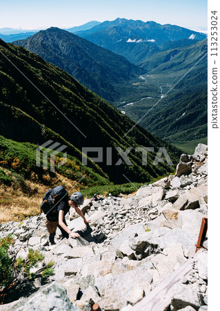 攀登前穗高公的女性健行者 Shindo Jutaro 113253024