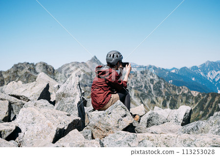 在 Maehotakadake 山頂拍照的女性徒步旅行者 113253028