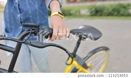 Woman hold handlebars of bicycle close up. 113253053
