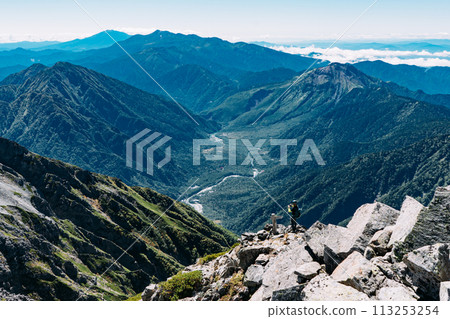 登山客從前穗高嶽山頂附近俯瞰上高地 113253254