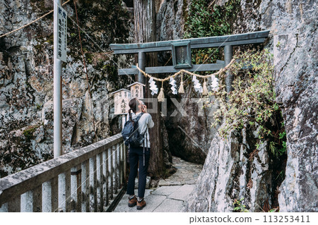Tarobogu神社大門和女性徒步旅行者 113253411