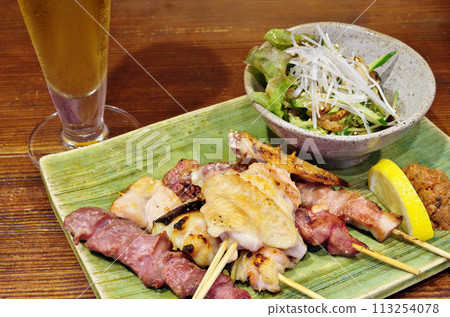 啤酒和烤雞肉串/雞皮柚子醬 113254078