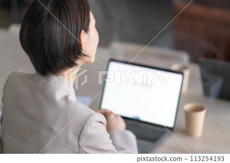 一位女士正在開會（隔著玻璃拍攝） 113254193