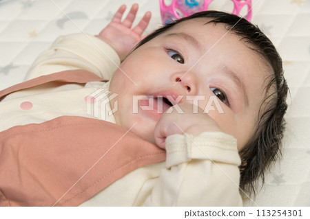 [Baby sucking thumb and toys] 113254301