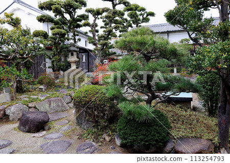 富田林市寺內町古宅庭園蹲伏誘餌燈籠 富田林市寺內町古宅庭園蹲伏誘餌燈籠 113254793