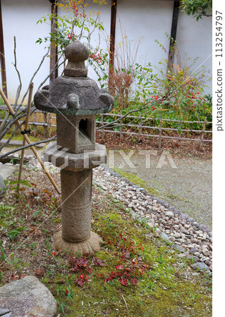 Tondabayashi City Jinaimachi Old House Garden Crouching Bait Lantern Tondabayashi City Jinaimachi Old House Garden Crouching Bait Lantern 113254797