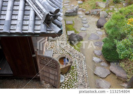 Tondabayashi City Jinaimachi, old house, streetscape, crouching 113254804