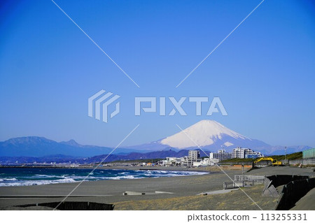 Snow-capped Mount Fuji seen from Chigasaki Coast in winter 113255331
