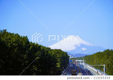 從茅崎147號線人行天橋上眺望白雪皚皚的富士山 113255335