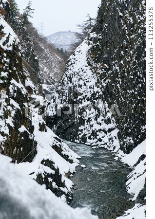 清津峽雪景 113255378