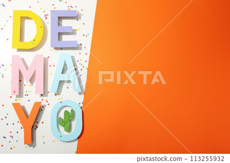 The inscription "de Mayo" on a light background 113255932