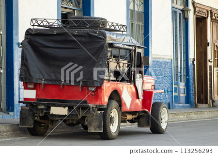 Street of the heritage town of Salamina located at the Caldas department in Colombia. Traditional yipao. 113256293