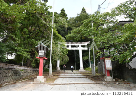 森林之都仙台、供奉伊達政宗的青葉神社、參道、石階、鳥居 113256431