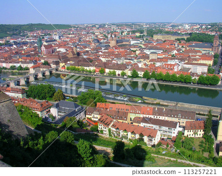 從馬林貝格堡俯視德國維爾茨堡老城區 從馬林貝格堡俯視德國維爾茨堡老城區 113257221